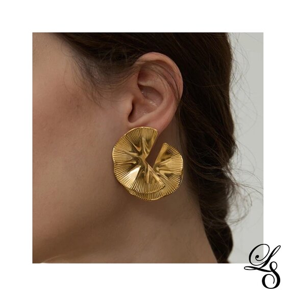 🌺New 18K Gold Layered Petal Statement Earrings 🌺 - Picture 3 of 5